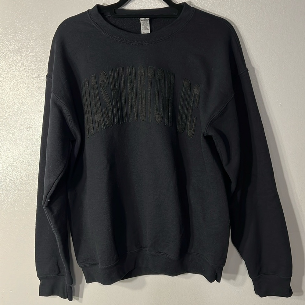 Gildon~Washington DC crewneck Sweatshirt in Black w/Black Lettering. Sz Medium